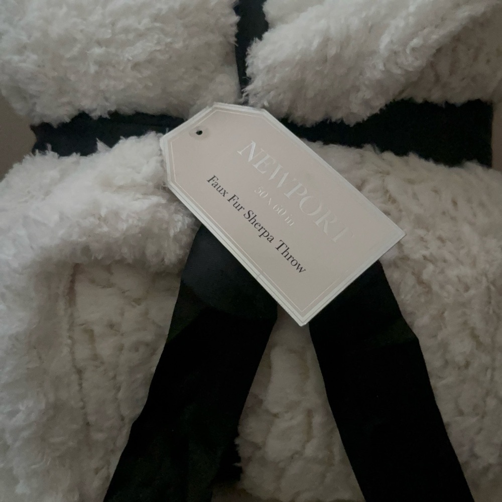 Newport Cream Faux Fur Sherpa Throw Size 50x60 inch! NWT - Picture 3 of 7